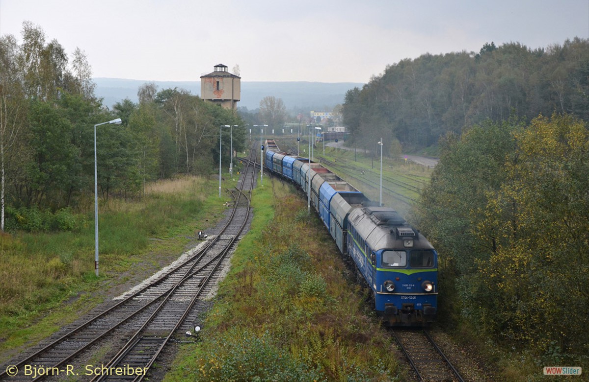Wechsel nach Turoszow: ST44 1246 rangiert am 08.10.2014 ihren Kalkleerpendel in den Bahnhof.