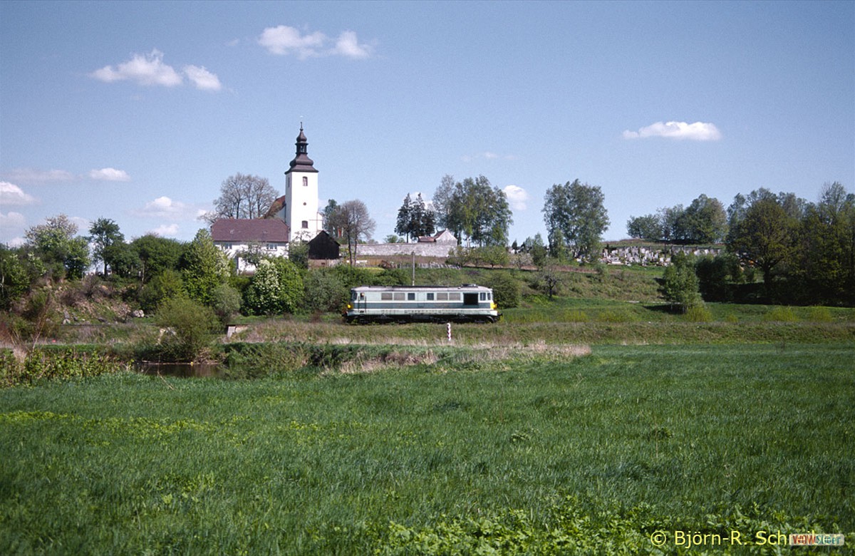 ST43 394 kommt am 09.05.2001 bei Krzewina Lz zurück von Turoszow.