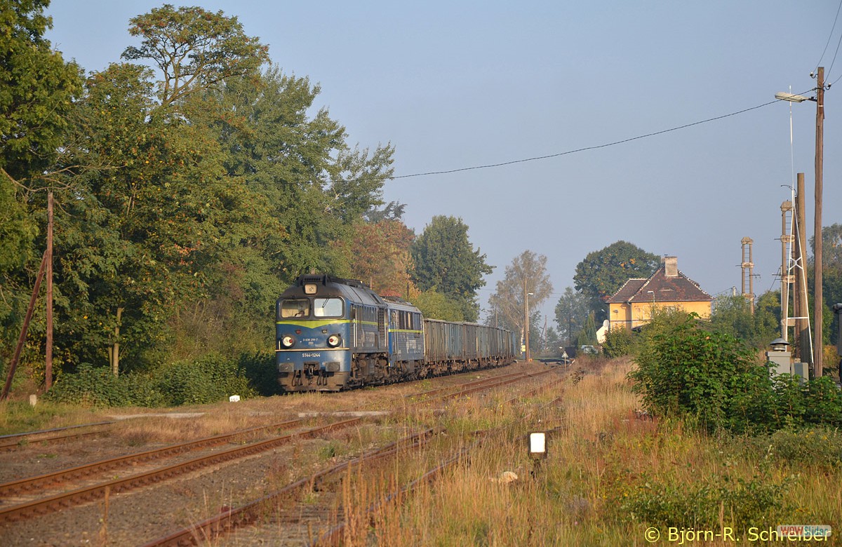 Am Morgen des 05.10.2015 sonnen sich ST44 1244 und SU46 047 vor einem leeren Schotterzug nach Sulikow im Bahnhof Jerzmanki.