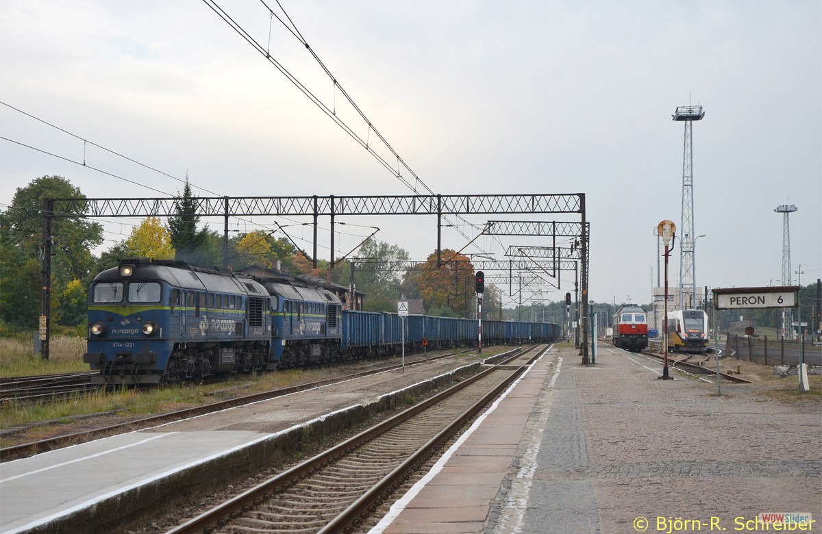 ST44 1221 und 1223 bringen am 06.10.2015 den ersten von 3 Schotterzügen nach Wegliniec.