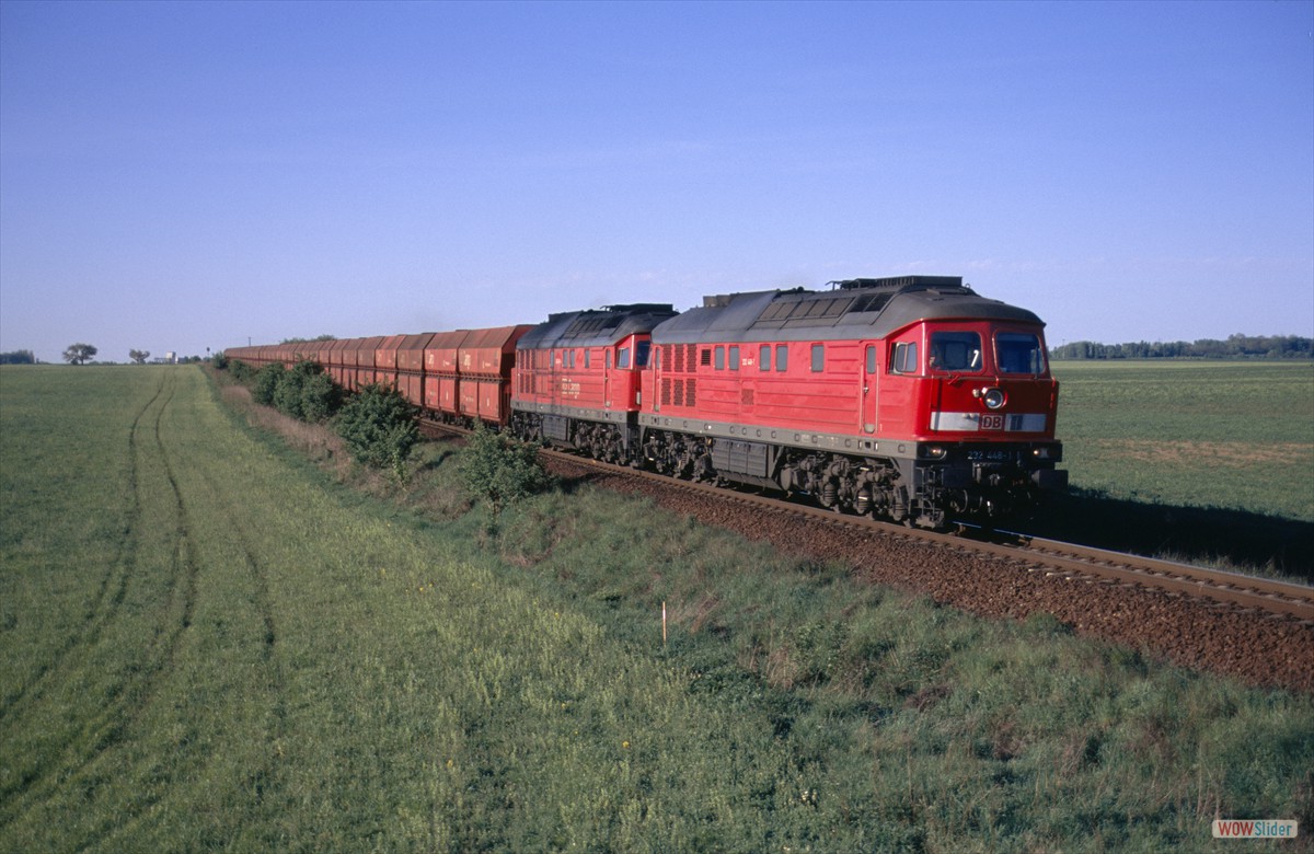 Der erste Besuch der Strecke fand am 05.05.2003 statt. 232 448 und 349 sind mit KC 63204 kurz vor Prsten auf dem Weg nach Schkopau.