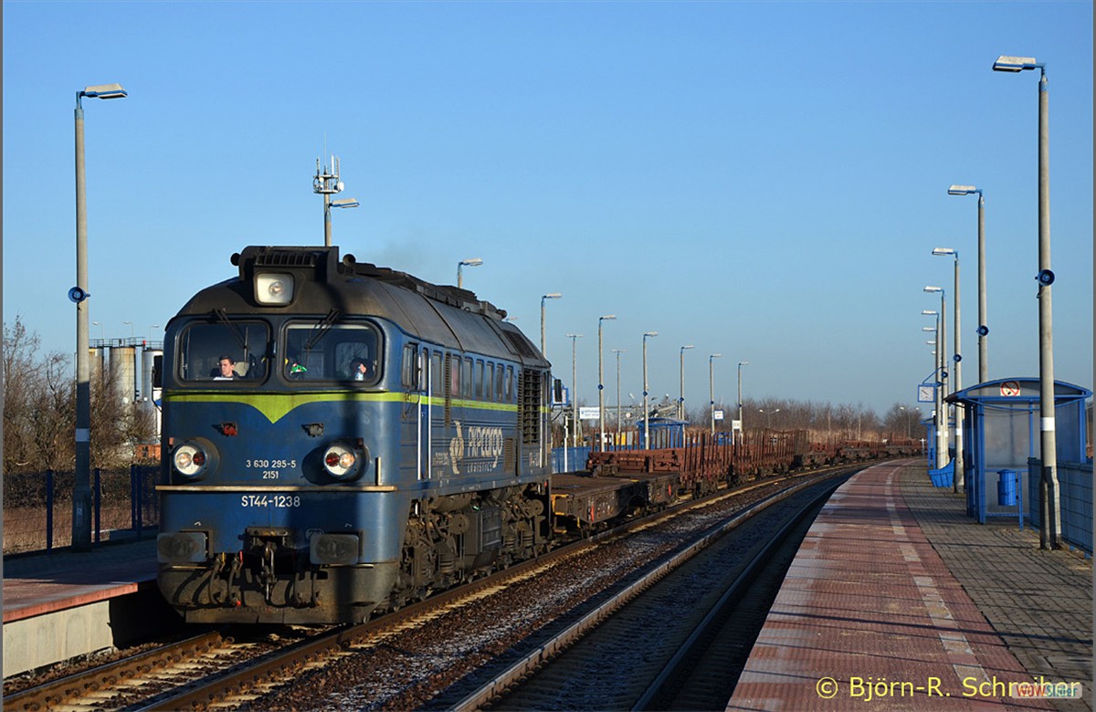 Montag ist ja nicht der klassische Gterzugtag, aber ich versuchte mein Glck  und wurde nicht enttuscht. ST44 1238 am 10.02.2014 mit TC 44203 am Hp Jedrzychowice.